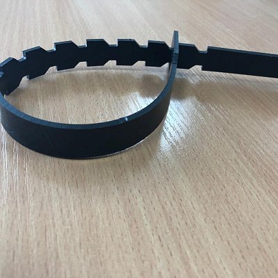 Стяжка для труб из полиэтилена